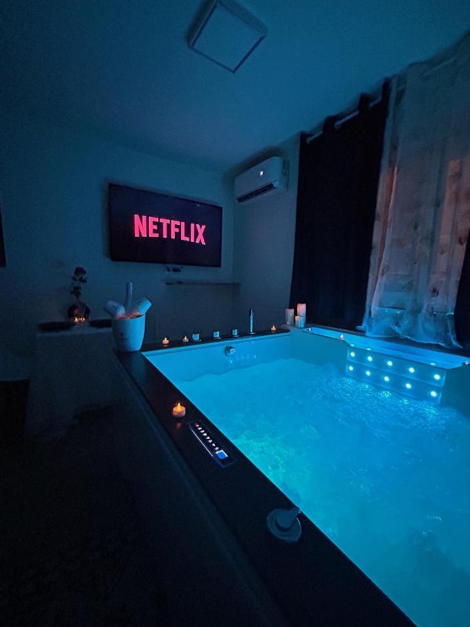 Love Room A Cannes - Appartement 25M2 Pour 2 Personnes Avec Un Jacuzzi Prive Екстер'єр фото