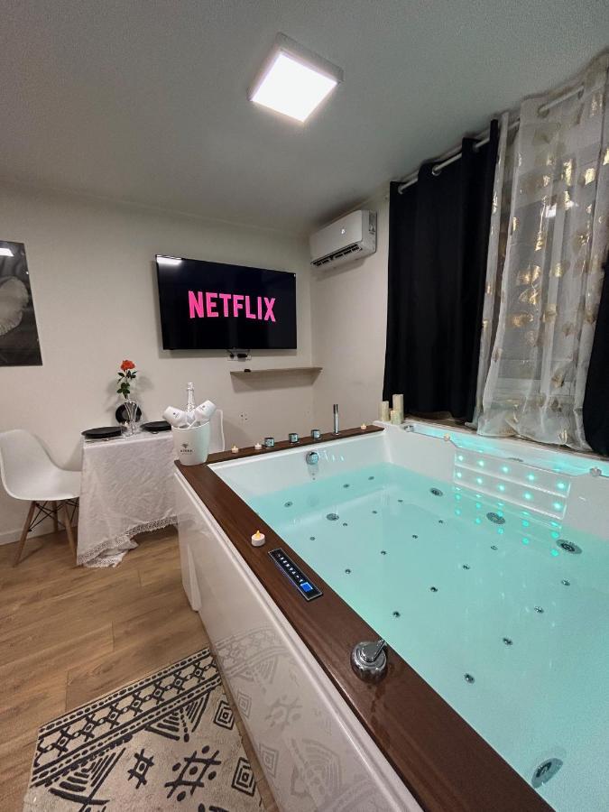 Love Room A Cannes - Appartement 25M2 Pour 2 Personnes Avec Un Jacuzzi Prive Екстер'єр фото
