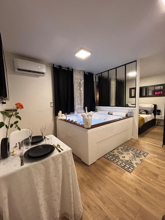 Love Room A Cannes - Appartement 25M2 Pour 2 Personnes Avec Un Jacuzzi Prive Екстер'єр фото