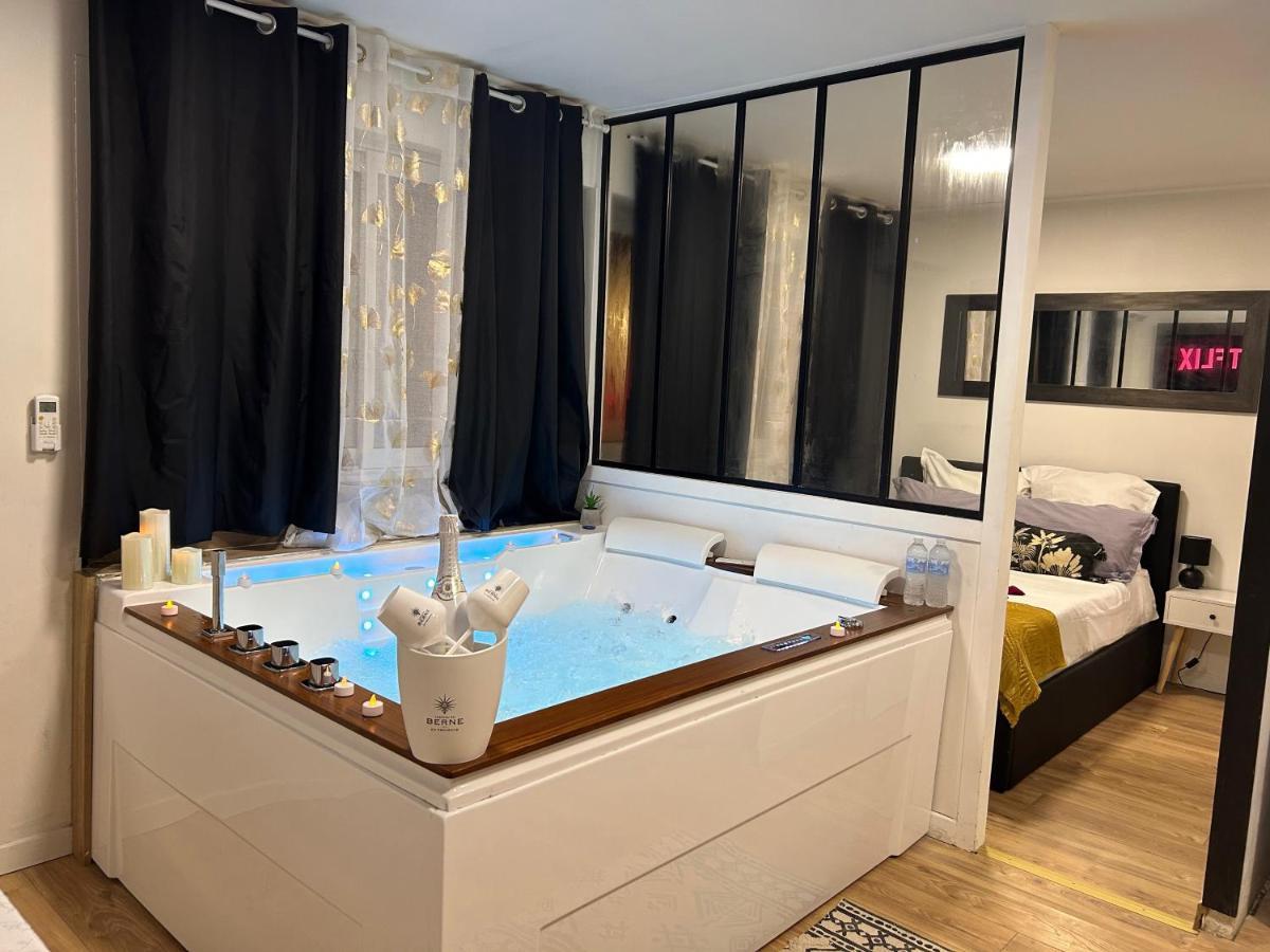 Love Room A Cannes - Appartement 25M2 Pour 2 Personnes Avec Un Jacuzzi Prive Екстер'єр фото