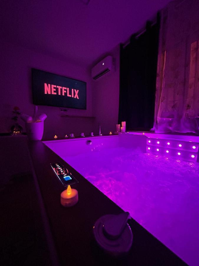Love Room A Cannes - Appartement 25M2 Pour 2 Personnes Avec Un Jacuzzi Prive Екстер'єр фото