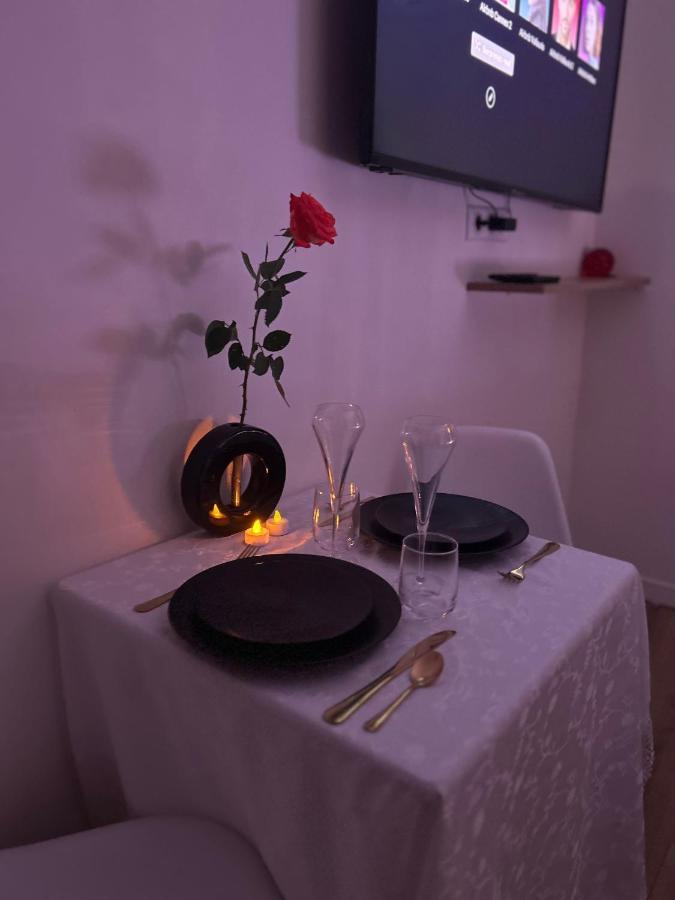 Love Room A Cannes - Appartement 25M2 Pour 2 Personnes Avec Un Jacuzzi Prive Екстер'єр фото