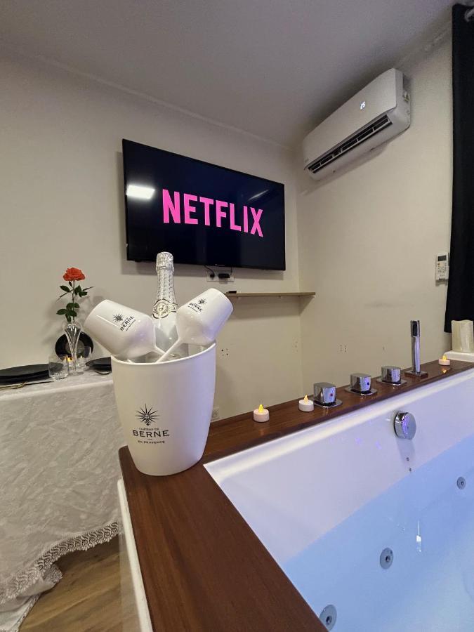 Love Room A Cannes - Appartement 25M2 Pour 2 Personnes Avec Un Jacuzzi Prive Екстер'єр фото