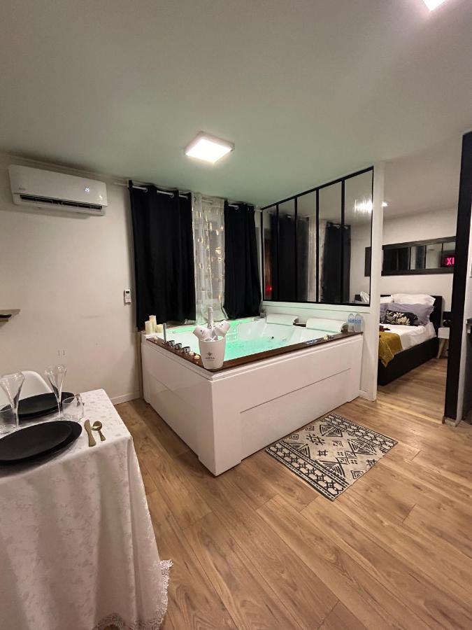 Love Room A Cannes - Appartement 25M2 Pour 2 Personnes Avec Un Jacuzzi Prive Екстер'єр фото
